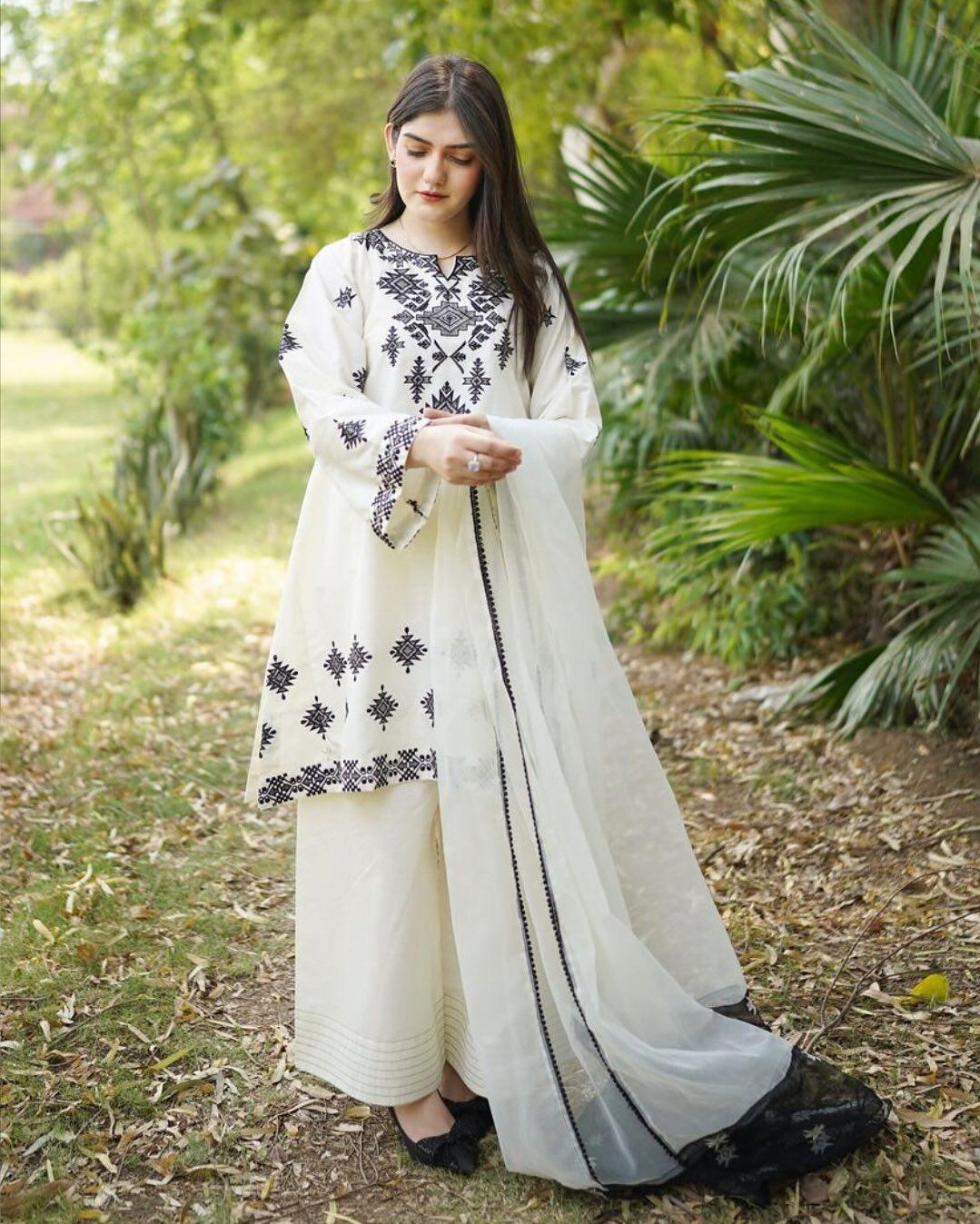 Shaam – 3PC Embroidered Lawn Set with Organza Dupatta